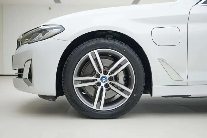 BMW 5 Series PHEV 2022 Model 535Le Luxury Set – фото 8