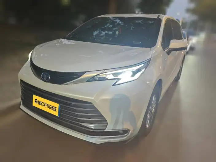 Toyota Sienna 2023 Model Hybrid 2.5L Deluxe Edition