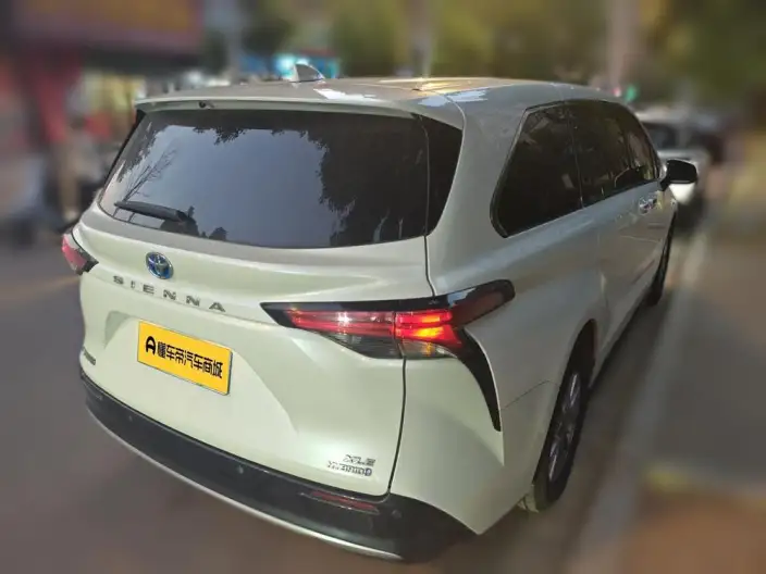 Toyota Sienna 2023 Model Hybrid 2.5L Deluxe Edition