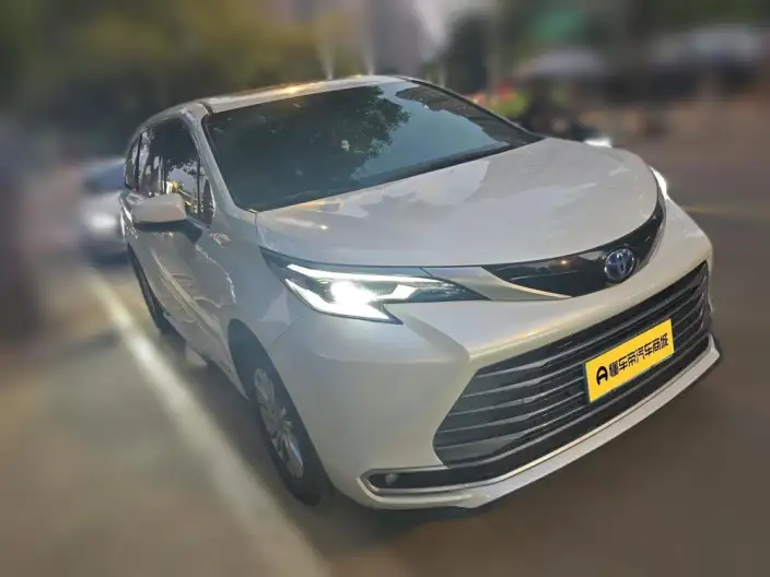 Toyota Sienna 2023 Model Hybrid 2.5L Deluxe Edition