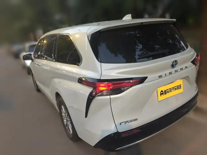 Toyota Sienna 2023 Model Hybrid 2.5L Deluxe Edition