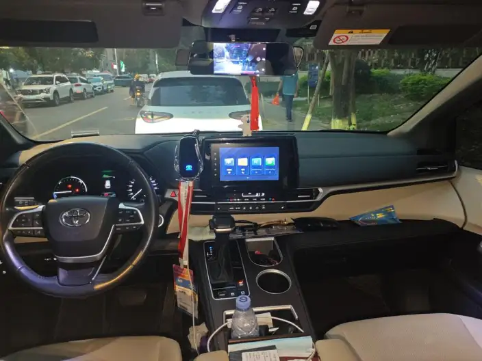 Toyota Sienna 2023 Model Hybrid 2.5L Deluxe Edition – фото 5