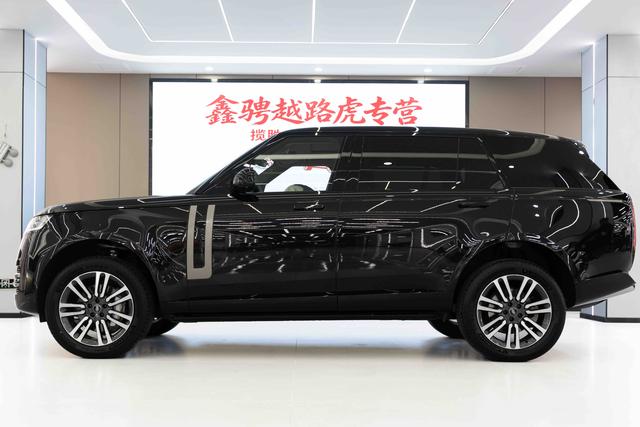 Range Rover 2024 3.0 L6 400PS Centurion Plus – фото 3