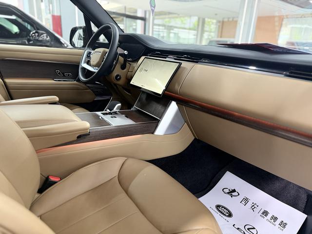 Range Rover 2024 3.0 L6 400PS Centurion Plus – фото 9