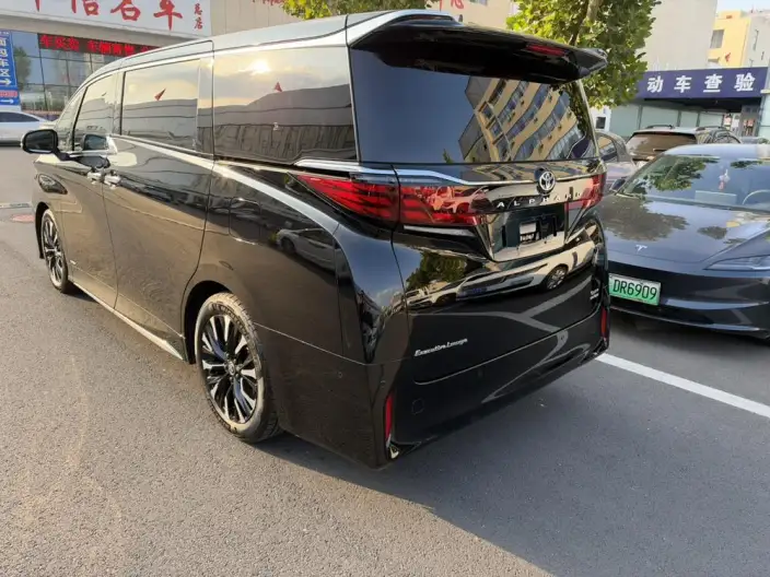 Elfa 2023 Model 2.5L Intelligent Hybrid 4WD Premium