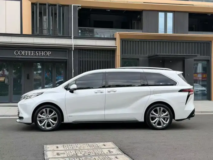 Toyota Sienna 2024 Model Hybrid 2.5L Zhen Xiang Premium Edition