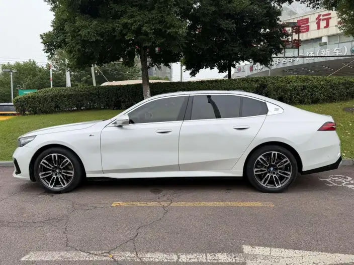 BMW 5 Series 2024 Model 525Li M Sports Set – фото 3