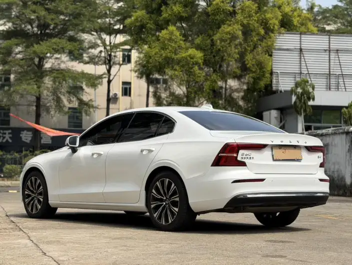 Volvo S60 2023 Model B4 Smart Range Deluxe Edition