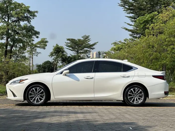 Lexus ES 2022 Model 300h Superior Edition