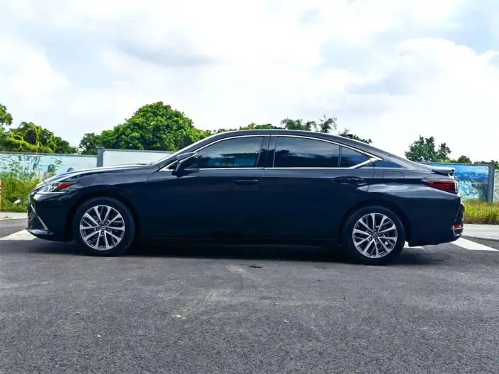 Lexus ES 2022 Model 300h Superior Edition