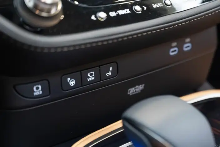 Lexus LS 2024 Model 500h Deluxe Edition – фото 10