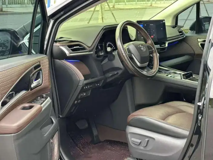 Toyota Sienna 2023 Model Hybrid 2.5L Deluxe Edition – фото 5