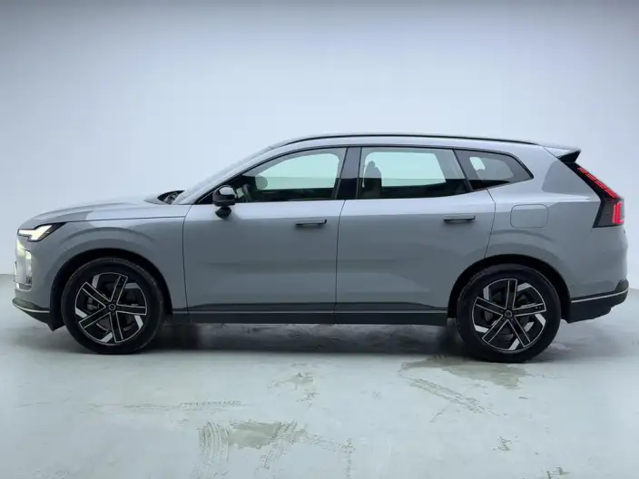 Volvo XC70 2026 Model 2WD Long Battery Life Pro Core