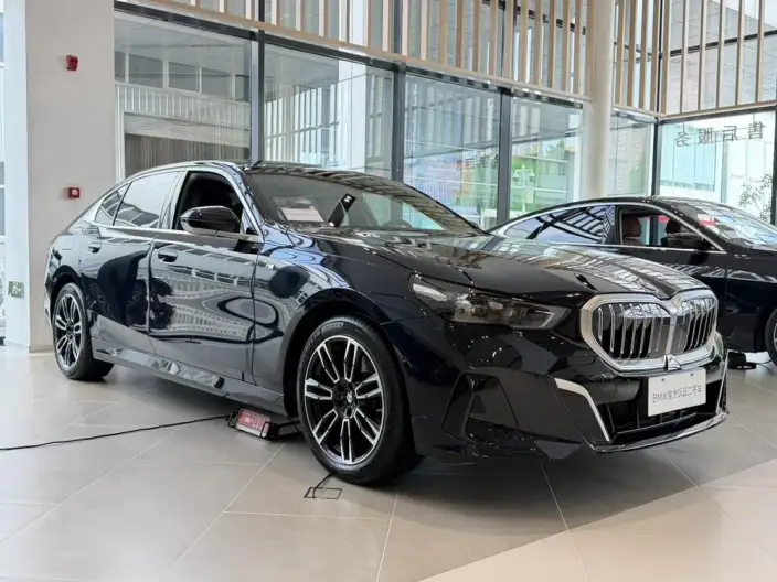 BMW 5 Series 2025 Model 525Li M Sports Set – фото 3