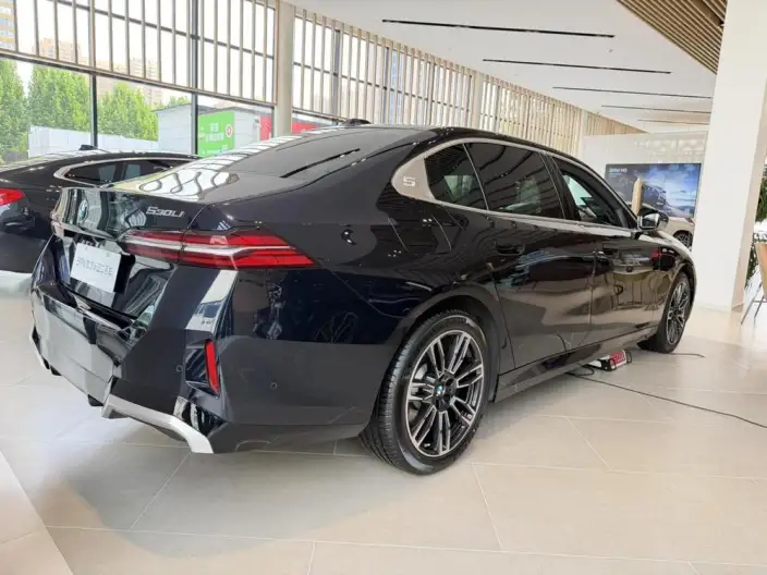 BMW 5 Series 2025 Model 525Li M Sports Set – фото 4