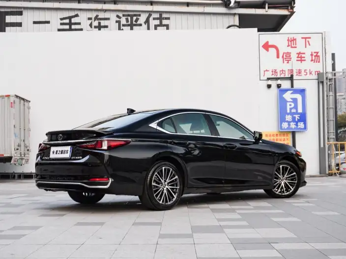 Lexus ES 2022 Model 300h Premium – фото 5