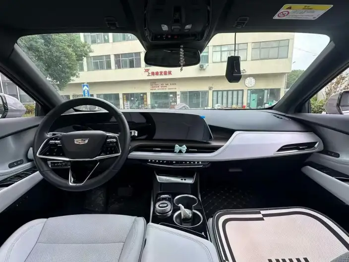 Cadillac GT4 2023 Model 25T Luxury Model – фото 5