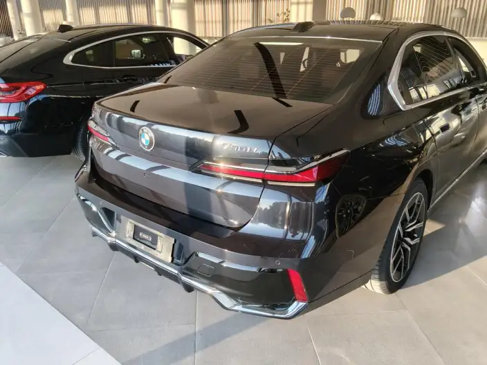 BMW 7 Series 2023 Model 735Li Luxury Set – фото 4