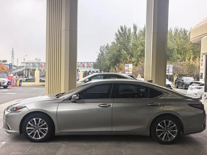 Lexus ES 2022 Model 300h Superior Edition