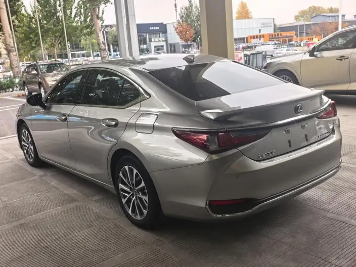 Lexus ES 2022 Model 300h Superior Edition
