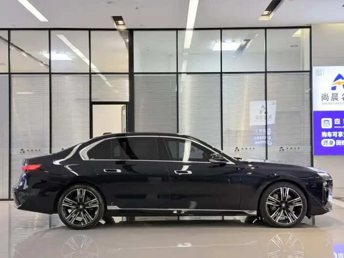 BMW 7 Series 2023 Model 740Li Leading Model M Sports Set – фото 6