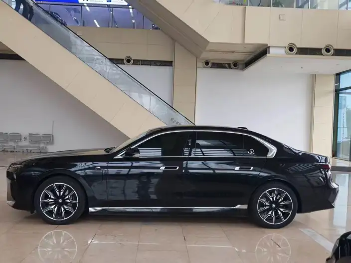 BMW i7 2023 Model eDrive50L Leading Model M Sports Set – фото 3