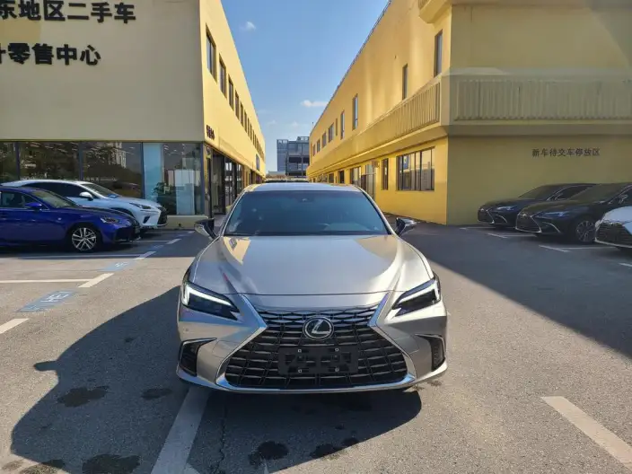 Lexus ES 2025 Model 300h Premium