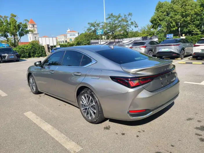 Lexus ES 2025 Model 300h Premium
