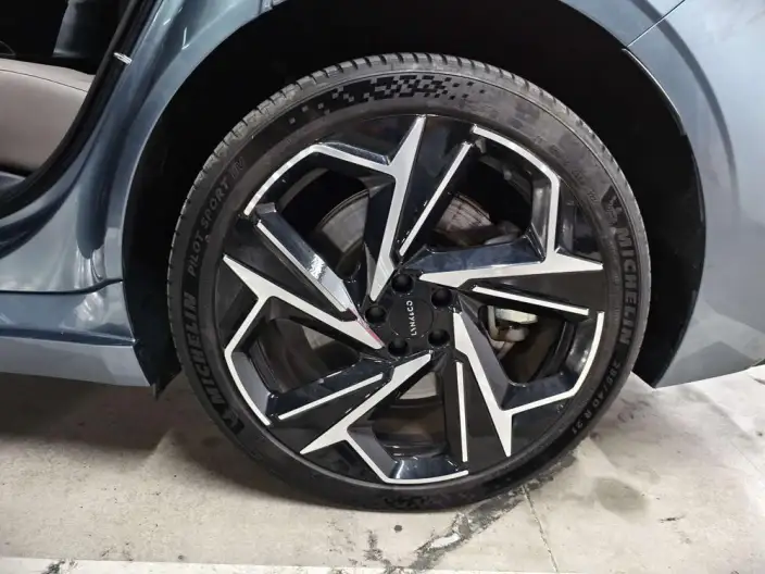 **Lynk & Co Z10** 2024 Model 95kWh 702km 4WD Smart Driving Ultra – фото 9
