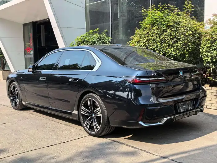BMW i7 2023 Model eDrive50L Exclusive Model M Sports Set – фото 3
