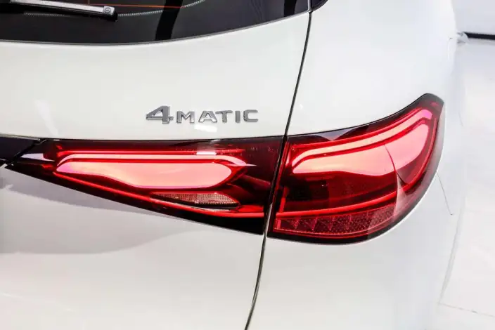 Mercedes-Benz GLC 2023 Model Facelift GLC 260 L 4MATIC Dynamic Model 5 seat – фото 9