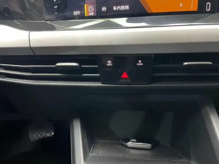 Volkswagen Golf 2021 Model 200TSI DSG – фото 9