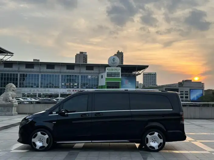 Mercedes-Benz V-Class 2024 Model V 300 L Long wheelbase Deluxe Edition – фото 3
