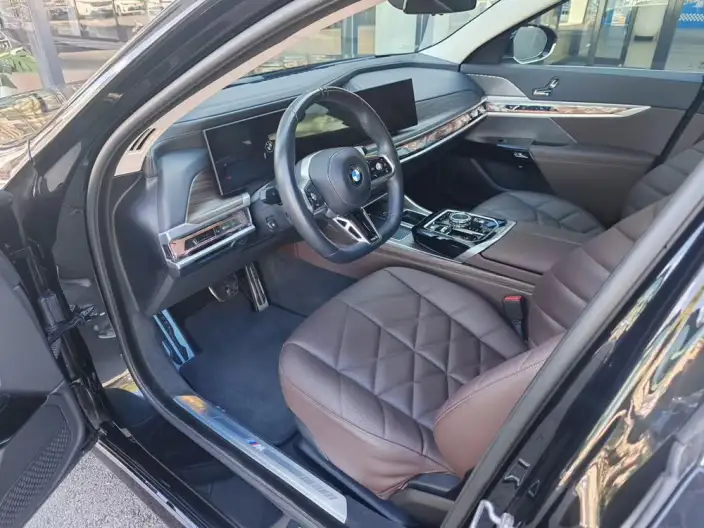 BMW 7 Series 2023 Model 735Li M Sports Set – фото 8