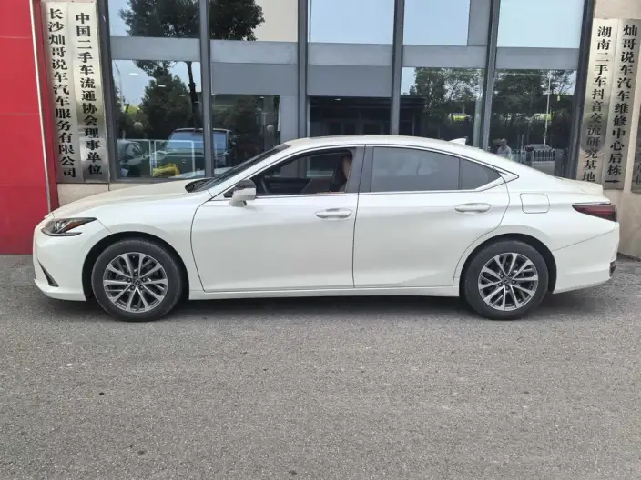 Lexus ES 2022 Model 200 Superior Edition