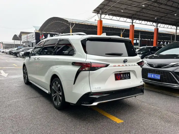 Granvia 2023 Model Intelligent Hybrid 2.5L Noble PLUS