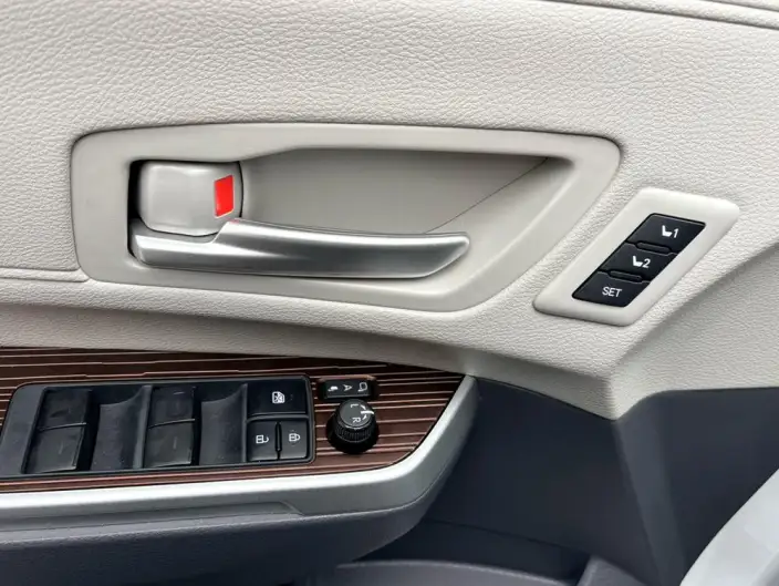 Granvia 2023 Model Intelligent Hybrid 2.5L Noble PLUS – фото 9
