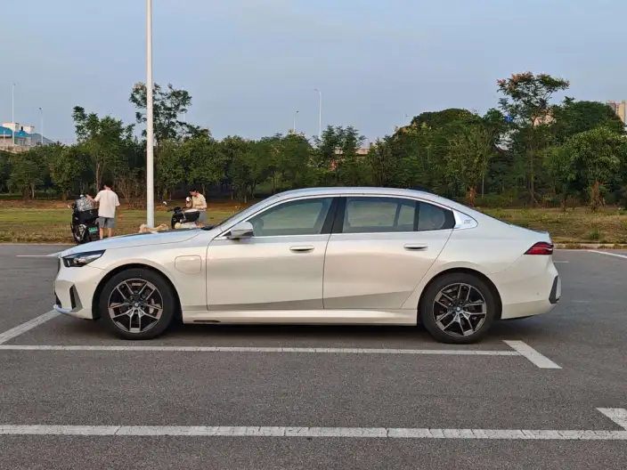 BMW i5 2024 Model eDrive35L Luxury Set