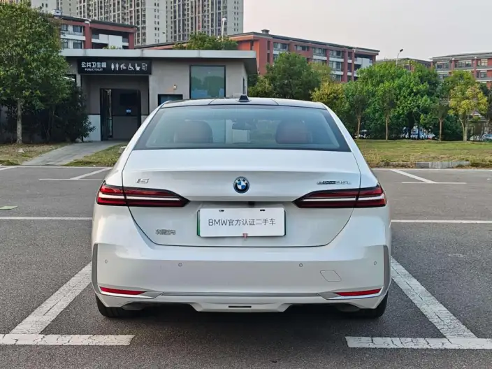 BMW i5 2024 Model eDrive35L Luxury Set – фото 5
