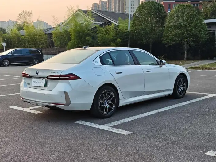 BMW i5 2024 Model eDrive35L Luxury Set – фото 6