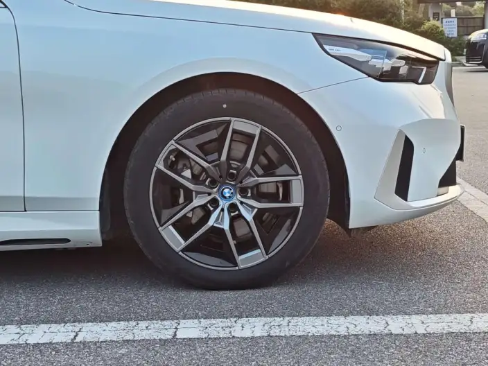 BMW i5 2024 Model eDrive35L Luxury Set – фото 7