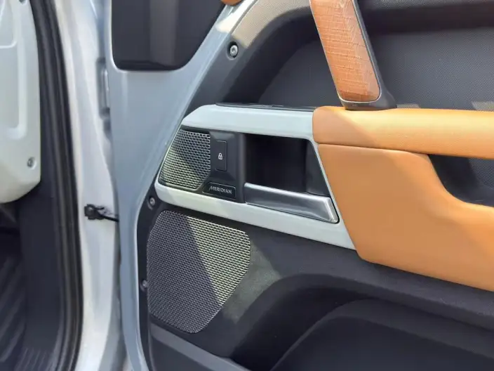 Land Rover Defender 2023 Model 110 3.0T P400 X-Dynamic HSE – фото 7