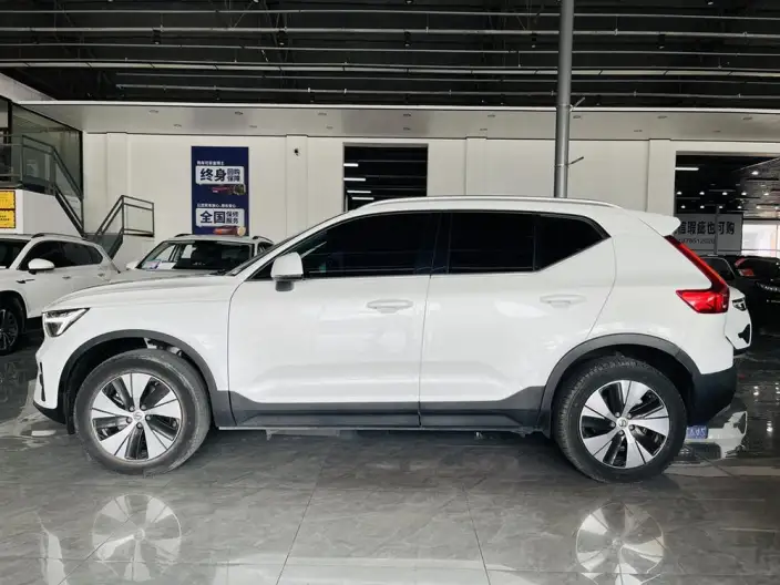 Volvo XC40 2024 Model B3 Smart Range Deluxe Edition