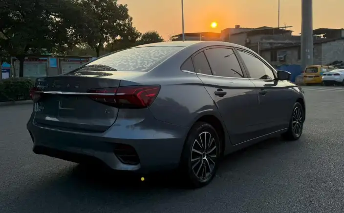 Roewe i5 2021 Model 1.5L CVT Diamond Edition – фото 6
