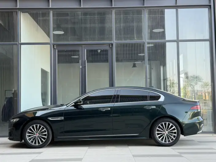 Jaguar XE L 2022 Model 2.0T 200PS R-DYNAMIC Youth Sports Edition – фото 3