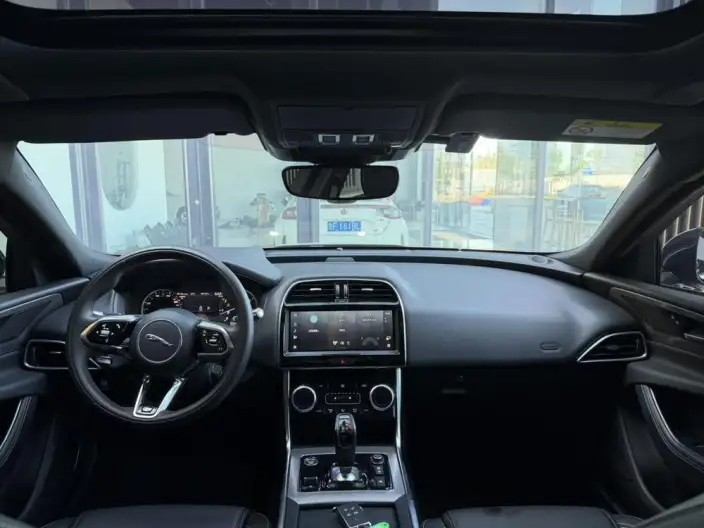 Jaguar XE L 2022 Model 2.0T 200PS R-DYNAMIC Youth Sports Edition – фото 7