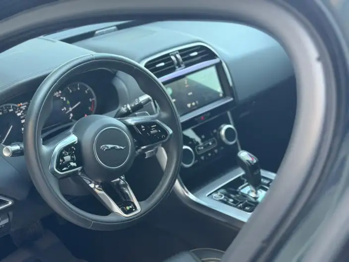 Jaguar XE L 2022 Model 2.0T 200PS R-DYNAMIC Youth Sports Edition – фото 8