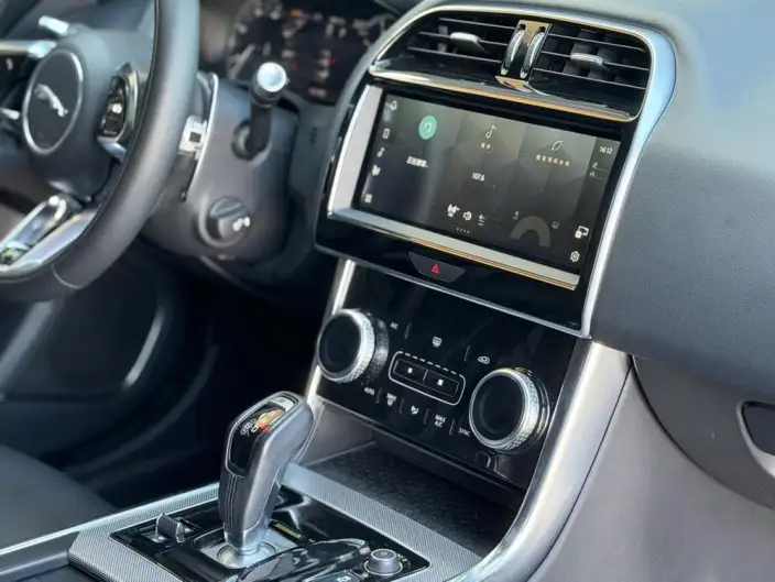 Jaguar XE L 2022 Model 2.0T 200PS R-DYNAMIC Youth Sports Edition – фото 9