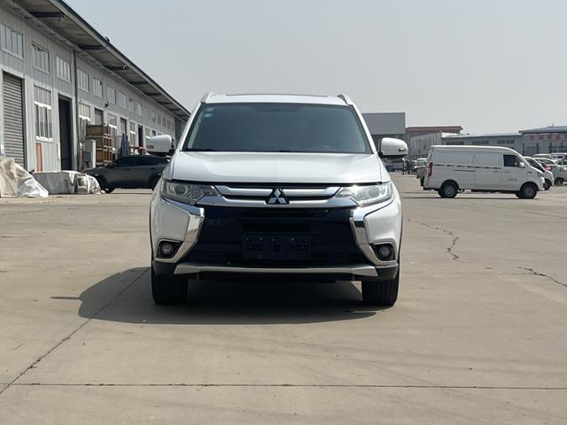 Mitsubishi Outlander Модель 2018 года 2.0L 2WD Koleos Le Edition 7 seat – фото 2
