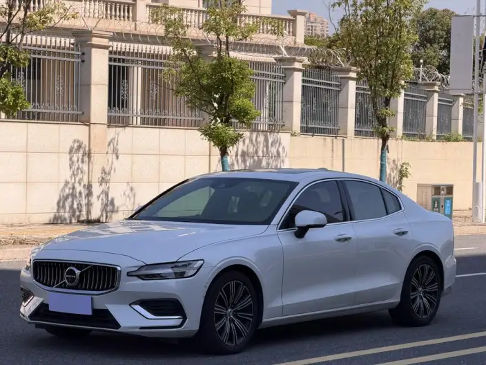 Volvo S60 2022 Model B4 Smart Range Deluxe Edition